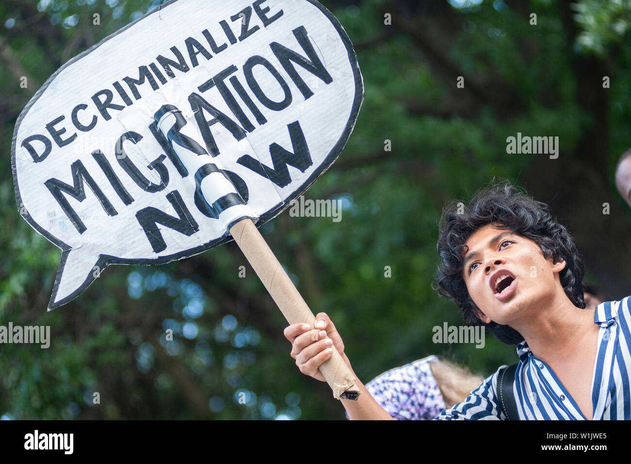 Brooklyn, New York, USA. 2. Juli 2019. Etwa 200 Demonstranten vor Senator Chuck Schumer's Residence versammelte sich am 9 Prospect Park West in den Park Slope in Brooklyn, New York, ihn auffordern, Maßnahmen zu ergreifen und die Konzentrationslager, die Gehäuse Migranten, die um Asyl zu schließen. Mit dem Hashtag #CloseTheCamps, die Organisation MoveOn.Org für einen Tag der Aktion aufgerufen hatte der schrecklichen Situation in der Haftbedingungen zu protestieren Zentren entlang der US-amerikanischen und mexikanischen Grenze. Credit: PACIFIC PRESS/Alamy leben Nachrichten Stockfoto