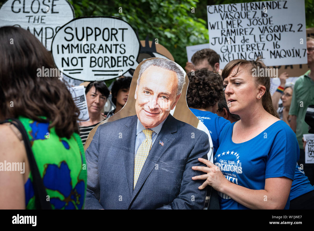 Brooklyn, New York, USA. 2. Juli 2019. Etwa 200 Demonstranten vor Senator Chuck Schumer's Residence versammelte sich am 9 Prospect Park West in den Park Slope in Brooklyn, New York, ihn auffordern, Maßnahmen zu ergreifen und die Konzentrationslager, die Gehäuse Migranten, die um Asyl zu schließen. Mit dem Hashtag #CloseTheCamps, die Organisation MoveOn.Org für einen Tag der Aktion aufgerufen hatte der schrecklichen Situation in der Haftbedingungen zu protestieren Zentren entlang der US-amerikanischen und mexikanischen Grenze. Credit: PACIFIC PRESS/Alamy leben Nachrichten Stockfoto