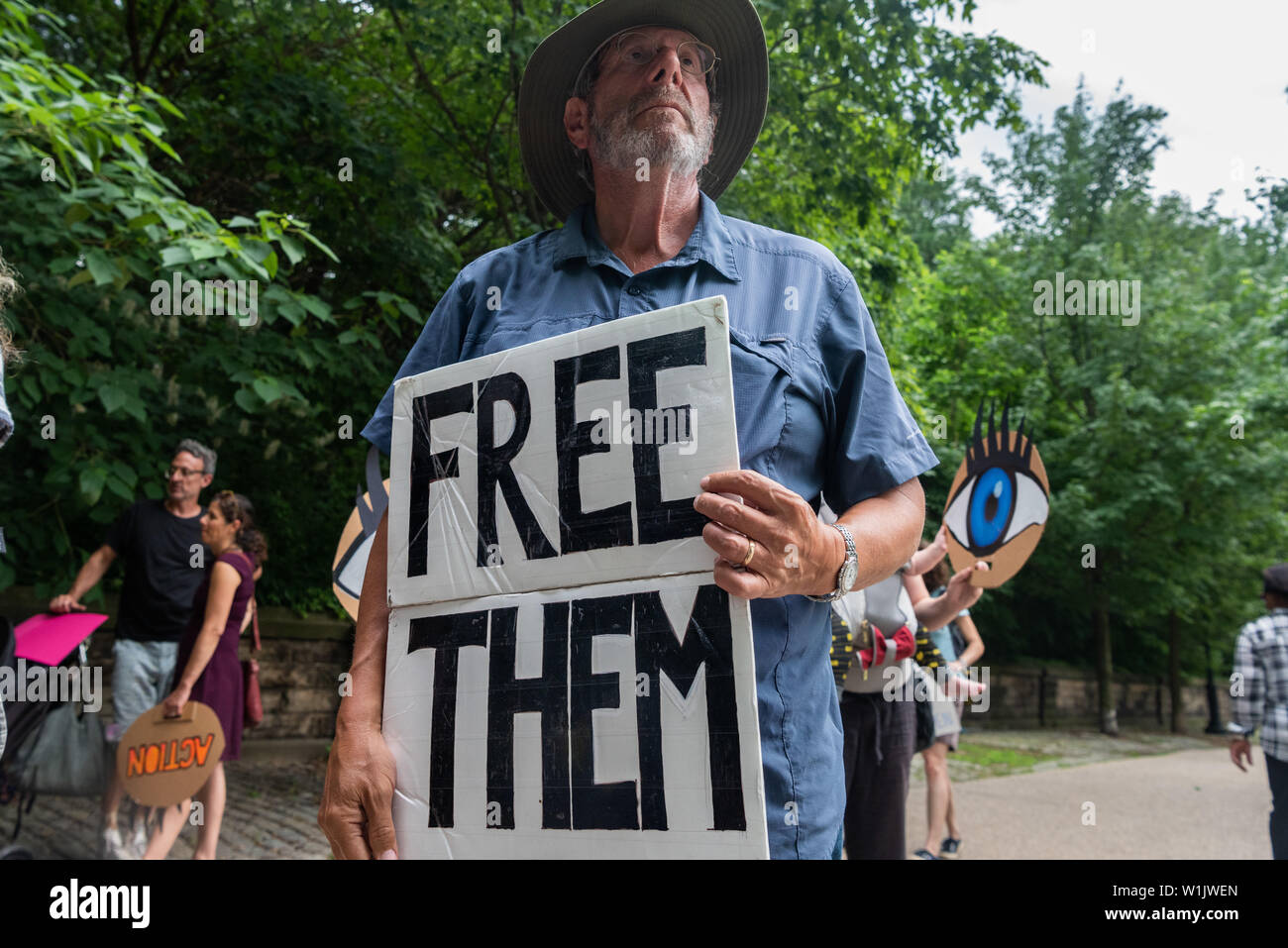Brooklyn, New York, USA. 2. Juli 2019. Etwa 200 Demonstranten vor Senator Chuck Schumer's Residence versammelte sich am 9 Prospect Park West in den Park Slope in Brooklyn, New York, ihn auffordern, Maßnahmen zu ergreifen und die Konzentrationslager, die Gehäuse Migranten, die um Asyl zu schließen. Mit dem Hashtag #CloseTheCamps, die Organisation MoveOn.Org für einen Tag der Aktion aufgerufen hatte der schrecklichen Situation in der Haftbedingungen zu protestieren Zentren entlang der US-amerikanischen und mexikanischen Grenze. Credit: PACIFIC PRESS/Alamy leben Nachrichten Stockfoto