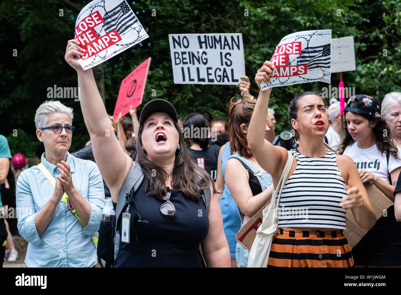 Brooklyn, New York, USA. 2. Juli 2019. Etwa 200 Demonstranten vor Senator Chuck Schumer's Residence versammelte sich am 9 Prospect Park West in den Park Slope in Brooklyn, New York, ihn auffordern, Maßnahmen zu ergreifen und die Konzentrationslager, die Gehäuse Migranten, die um Asyl zu schließen. Mit dem Hashtag #CloseTheCamps, die Organisation MoveOn.Org für einen Tag der Aktion aufgerufen hatte der schrecklichen Situation in der Haftbedingungen zu protestieren Zentren entlang der US-amerikanischen und mexikanischen Grenze. Credit: PACIFIC PRESS/Alamy leben Nachrichten Stockfoto