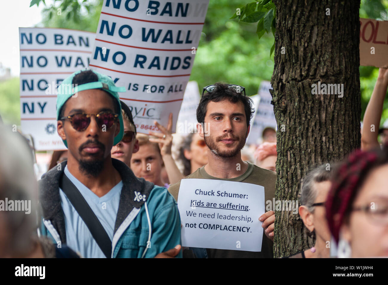 Brooklyn, New York, USA. 2. Juli 2019. Etwa 200 Demonstranten vor Senator Chuck Schumer's Residence versammelte sich am 9 Prospect Park West in den Park Slope in Brooklyn, New York, ihn auffordern, Maßnahmen zu ergreifen und die Konzentrationslager, die Gehäuse Migranten, die um Asyl zu schließen. Mit dem Hashtag #CloseTheCamps, die Organisation MoveOn.Org für einen Tag der Aktion aufgerufen hatte der schrecklichen Situation in der Haftbedingungen zu protestieren Zentren entlang der US-amerikanischen und mexikanischen Grenze. Credit: PACIFIC PRESS/Alamy leben Nachrichten Stockfoto