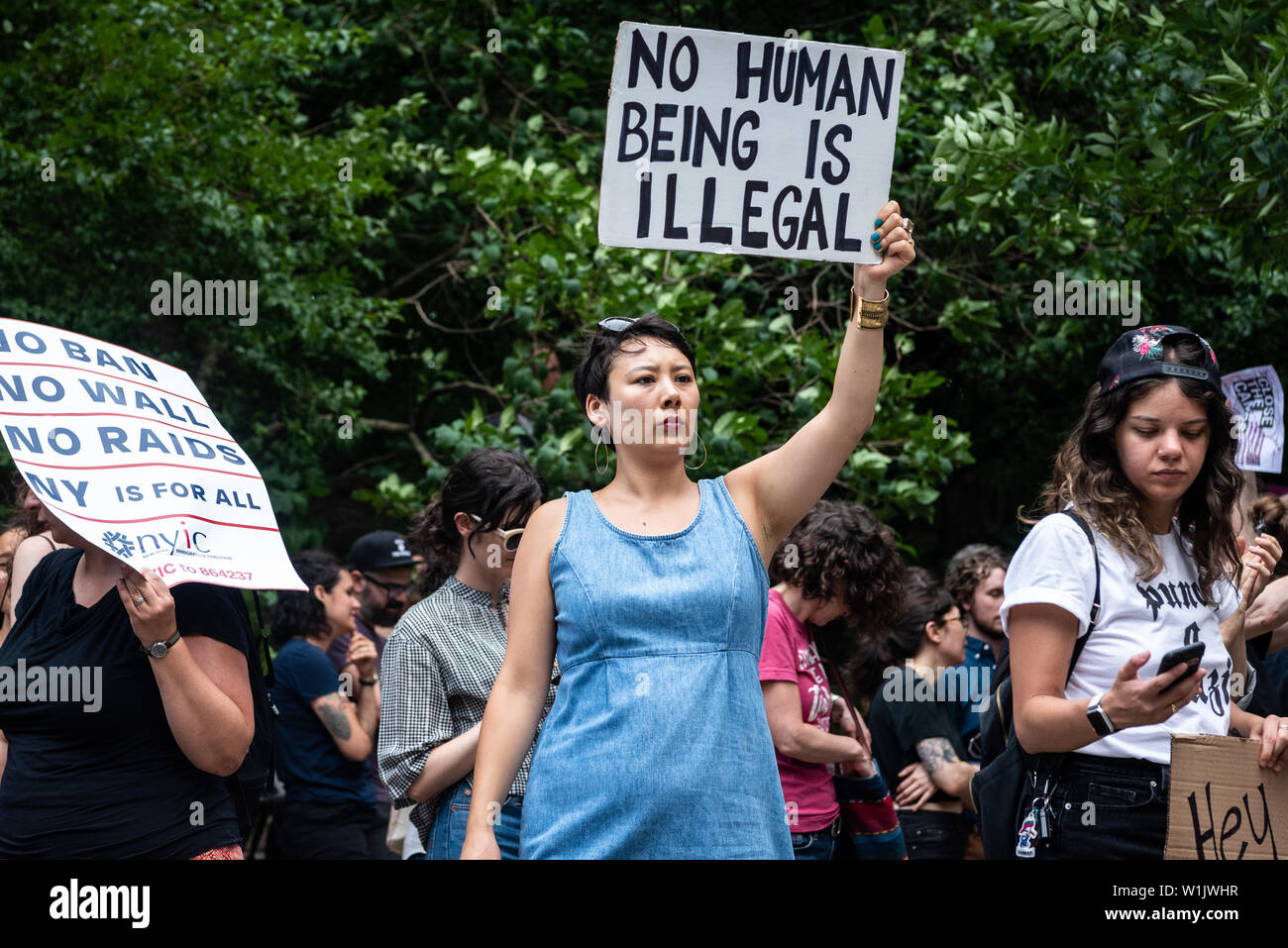 Brooklyn, New York, USA. 2. Juli 2019. Etwa 200 Demonstranten vor Senator Chuck Schumer's Residence versammelte sich am 9 Prospect Park West in den Park Slope in Brooklyn, New York, ihn auffordern, Maßnahmen zu ergreifen und die Konzentrationslager, die Gehäuse Migranten, die um Asyl zu schließen. Mit dem Hashtag #CloseTheCamps, die Organisation MoveOn.Org für einen Tag der Aktion aufgerufen hatte der schrecklichen Situation in der Haftbedingungen zu protestieren Zentren entlang der US-amerikanischen und mexikanischen Grenze. Credit: PACIFIC PRESS/Alamy leben Nachrichten Stockfoto