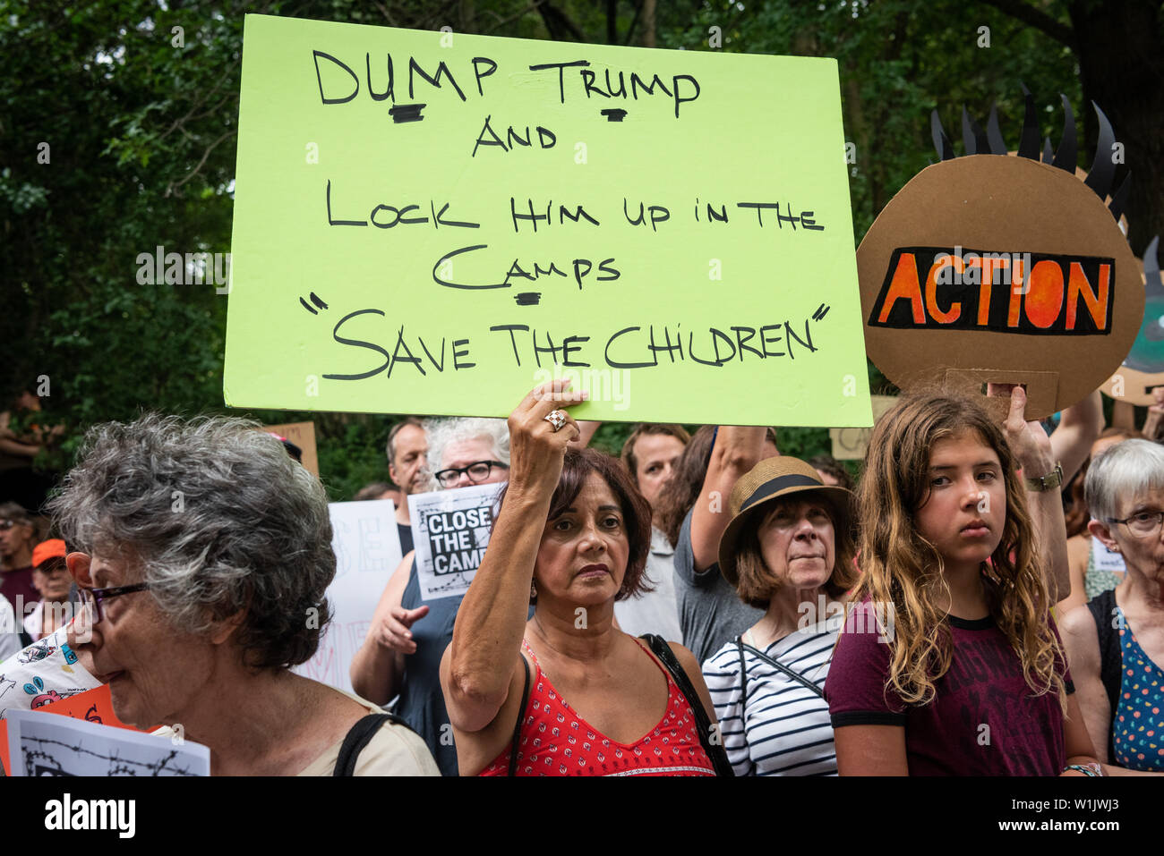 Brooklyn, New York, USA. 2. Juli 2019. Etwa 200 Demonstranten vor Senator Chuck Schumer's Residence versammelte sich am 9 Prospect Park West in den Park Slope in Brooklyn, New York, ihn auffordern, Maßnahmen zu ergreifen und die Konzentrationslager, die Gehäuse Migranten, die um Asyl zu schließen. Mit dem Hashtag #CloseTheCamps, die Organisation MoveOn.Org für einen Tag der Aktion aufgerufen hatte der schrecklichen Situation in der Haftbedingungen zu protestieren Zentren entlang der US-amerikanischen und mexikanischen Grenze. Credit: PACIFIC PRESS/Alamy leben Nachrichten Stockfoto