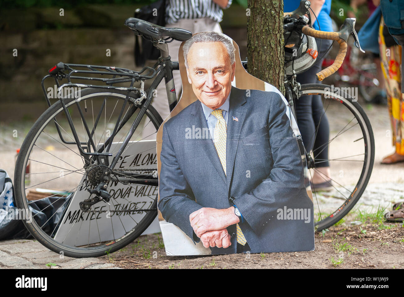 Brooklyn, New York, USA. 2. Juli 2019. Etwa 200 Demonstranten vor Senator Chuck Schumer's Residence versammelte sich am 9 Prospect Park West in den Park Slope in Brooklyn, New York, ihn auffordern, Maßnahmen zu ergreifen und die Konzentrationslager, die Gehäuse Migranten, die um Asyl zu schließen. Mit dem Hashtag #CloseTheCamps, die Organisation MoveOn.Org für einen Tag der Aktion aufgerufen hatte der schrecklichen Situation in der Haftbedingungen zu protestieren Zentren entlang der US-amerikanischen und mexikanischen Grenze. Credit: PACIFIC PRESS/Alamy leben Nachrichten Stockfoto