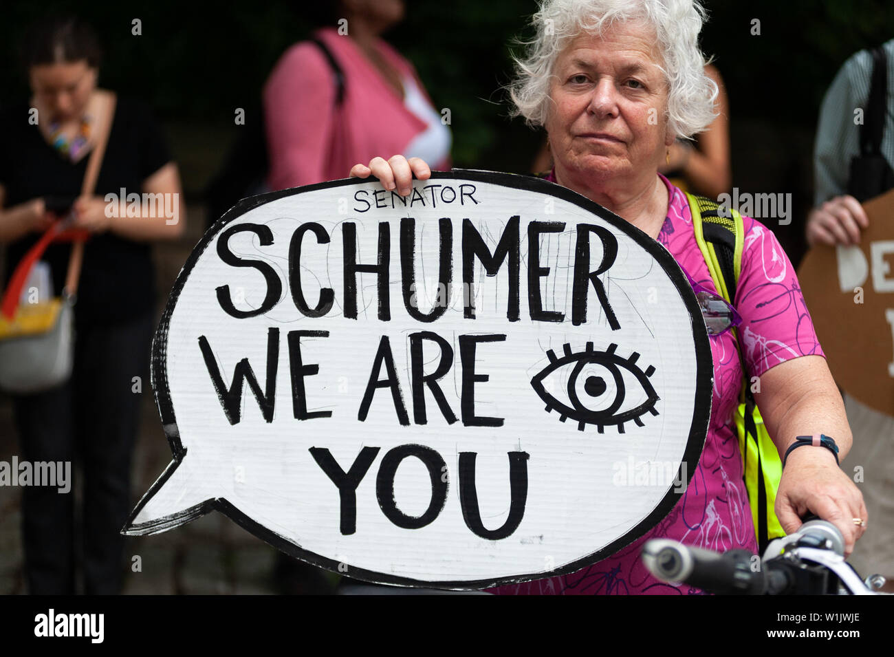 Brooklyn, New York, USA. 2. Juli 2019. Etwa 200 Demonstranten vor Senator Chuck Schumer's Residence versammelte sich am 9 Prospect Park West in den Park Slope in Brooklyn, New York, ihn auffordern, Maßnahmen zu ergreifen und die Konzentrationslager, die Gehäuse Migranten, die um Asyl zu schließen. Mit dem Hashtag #CloseTheCamps, die Organisation MoveOn.Org für einen Tag der Aktion aufgerufen hatte der schrecklichen Situation in der Haftbedingungen zu protestieren Zentren entlang der US-amerikanischen und mexikanischen Grenze. Credit: PACIFIC PRESS/Alamy leben Nachrichten Stockfoto