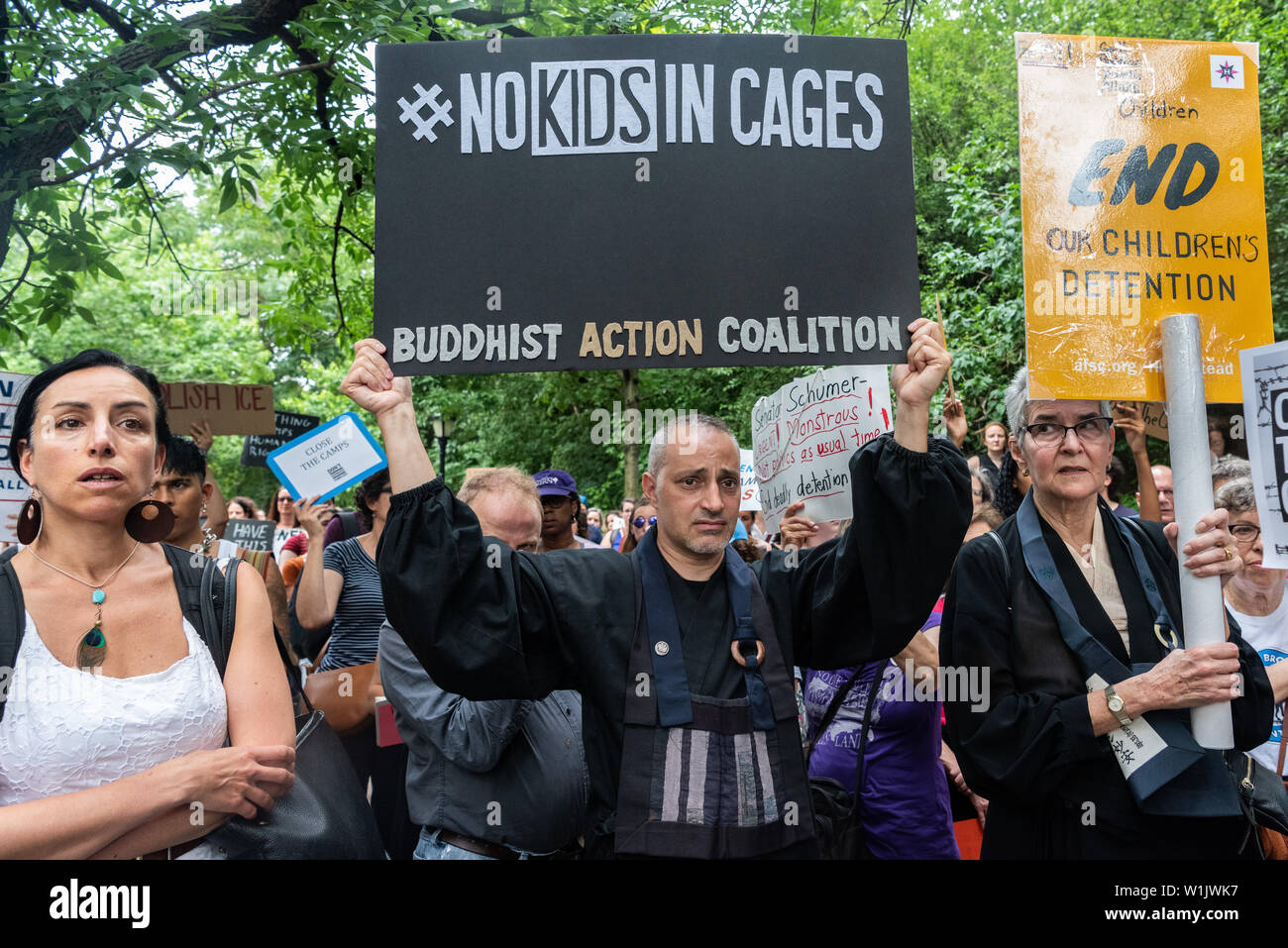 Brooklyn, New York, USA. 2. Juli 2019. Etwa 200 Demonstranten vor Senator Chuck Schumer's Residence versammelte sich am 9 Prospect Park West in den Park Slope in Brooklyn, New York, ihn auffordern, Maßnahmen zu ergreifen und die Konzentrationslager, die Gehäuse Migranten, die um Asyl zu schließen. Mit dem Hashtag #CloseTheCamps, die Organisation MoveOn.Org für einen Tag der Aktion aufgerufen hatte der schrecklichen Situation in der Haftbedingungen zu protestieren Zentren entlang der US-amerikanischen und mexikanischen Grenze. Credit: PACIFIC PRESS/Alamy leben Nachrichten Stockfoto