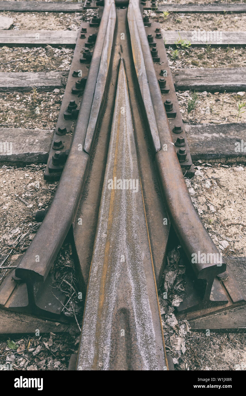 Ein Hintergrund Foto mit einer alten Bahn gebrochen. Rostigen Schienen und Betonschwellen Stockfoto