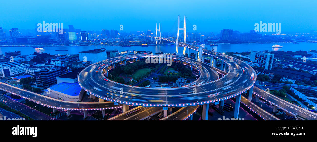 Schöne Nanpu Brücke bei Dämmerung, überquert den Fluss Huangpu, Shanghai, China Stockfoto