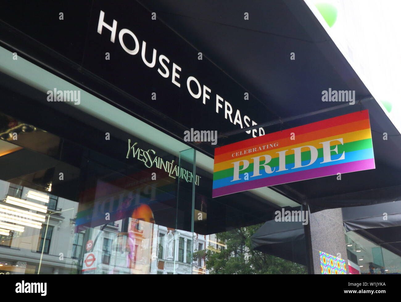 London, Großbritannien. 2. Juli 2019. Rainbow farbige Zeichen feiern Stolz außerhalb House of Fraser Store gesehen. vielen Einzelhandelsgeschäften in Shopping heartland in der Hauptstadt des West End sind derzeit in Regenbogen Farben dekoriert, die Unterstützung von Stolz. Eine jährliche Feier der LGBT-Gemeinschaft, Stolz gipfelt in der LGBT Pride Parade in London, zieht viele Tausende Besucher in die Hauptstadt, mit einem bunten, lebhaften und exzentrische Prozession durch die Stadt. Credit: Keith Mayhew/SOPA Images/ZUMA Draht/Alamy leben Nachrichten Stockfoto