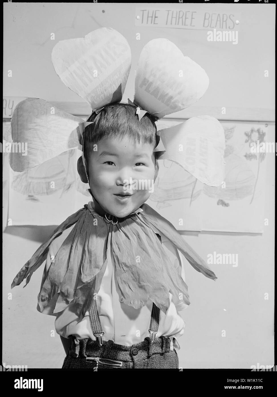 Tule Lake Relocation Center, Newell, Kalifornien. Wenig Bobby trägt ein Kleid, das Teil war. . .; Umfang und Inhalt: Der vollständige Titel für dieses Foto lautet: Tule Lake Relocation Center, Newell, Kalifornien. Wenig Bobby trägt eine Kopfbedeckung, die Teil seiner Kostüm im Labor Day Parade war. Seine Kindergarten Klasse verwendet das Thema Mary, Mary ziemlich konträr, und Bobby war einer von Mary's kleine Blumen. Stockfoto Tule Lake Relocation Center, Newell, Kalifornien. Wenig Bobby trägt ein Kleid, das Teil war. . .; Umfang und Inhalt: Der vollständige Titel für dieses Foto lautet: Tule Lake Relocation Center, Newell, Kalifornien. Wenig Bobby trägt eine Kopfbedeckung, die Teil seiner Kostüm im Labor Day Parade war. Seine Kindergarten Klasse verwendet das Thema Mary, Mary ziemlich konträr, und Bobby war einer von Mary's kleine Blumen. Stockfoto