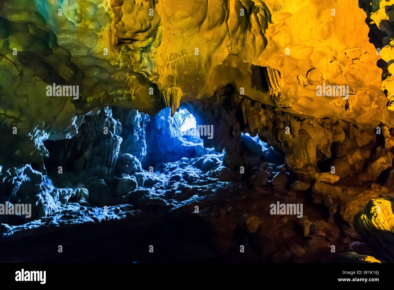 Bunte Beleuchtung in Dau Go Höhle in Halong Bucht, Vietnam Stockfoto