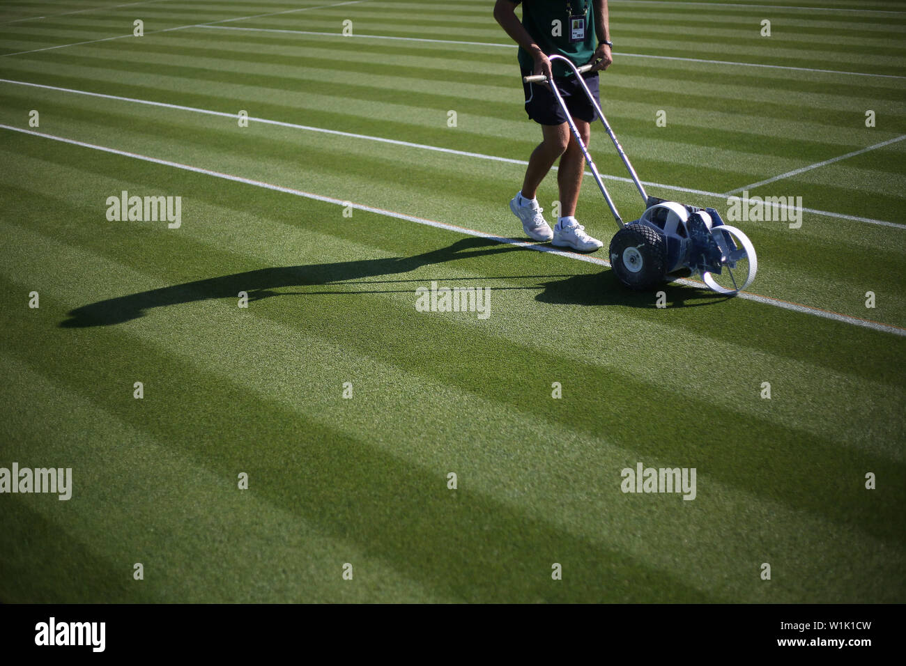 Das Bodenpersonal bereiten die Gerichte an Tag drei der Wimbledon Championships in der All England Lawn Tennis und Croquet Club, London. Stockfoto