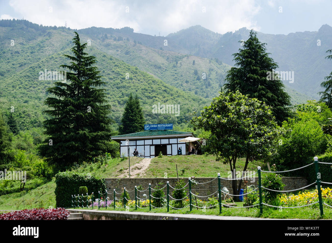 Zaiqa Restaurant auf ein malerischer Ort mit Zabarwan Berge im Hintergrund an Chashme Shahi, Srinagar, Jammu und Kaschmir, Indien. Stockfoto