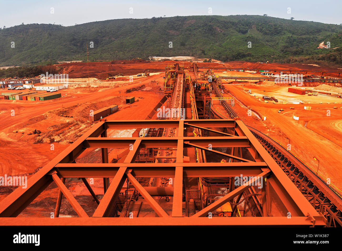 Bergbau für das Transportieren und Verwalten von Eisenerz. Blick über Process Plant & Entwässerung Richtung Nachbrecher mit feineren Stückerz Stockfoto