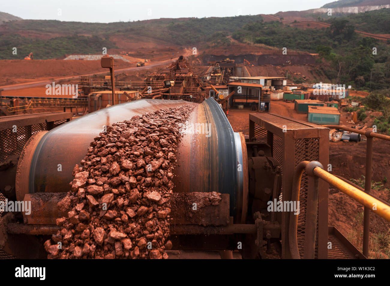 Bergbau für den Transport einer & Verwalten von Eisenerz. C/bis Stückerz Produkt von Brecher auf Traverse oben am Stapler, vor dem Transport auf der Schiene. Stockfoto