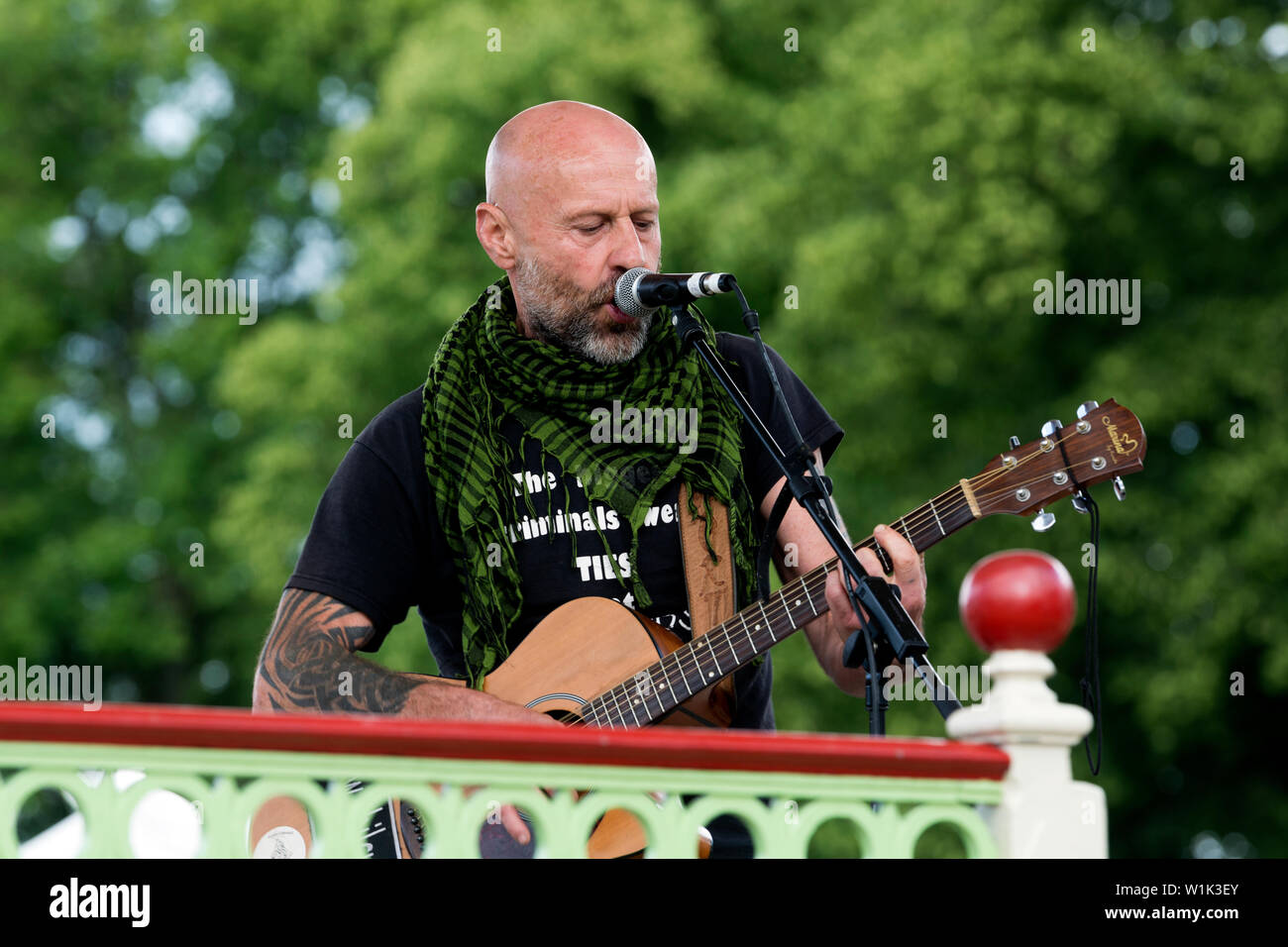 Ein männlicher Sänger/Gitarrist am Leamington Peace Festival, Leamington Spa, Großbritannien Stockfoto