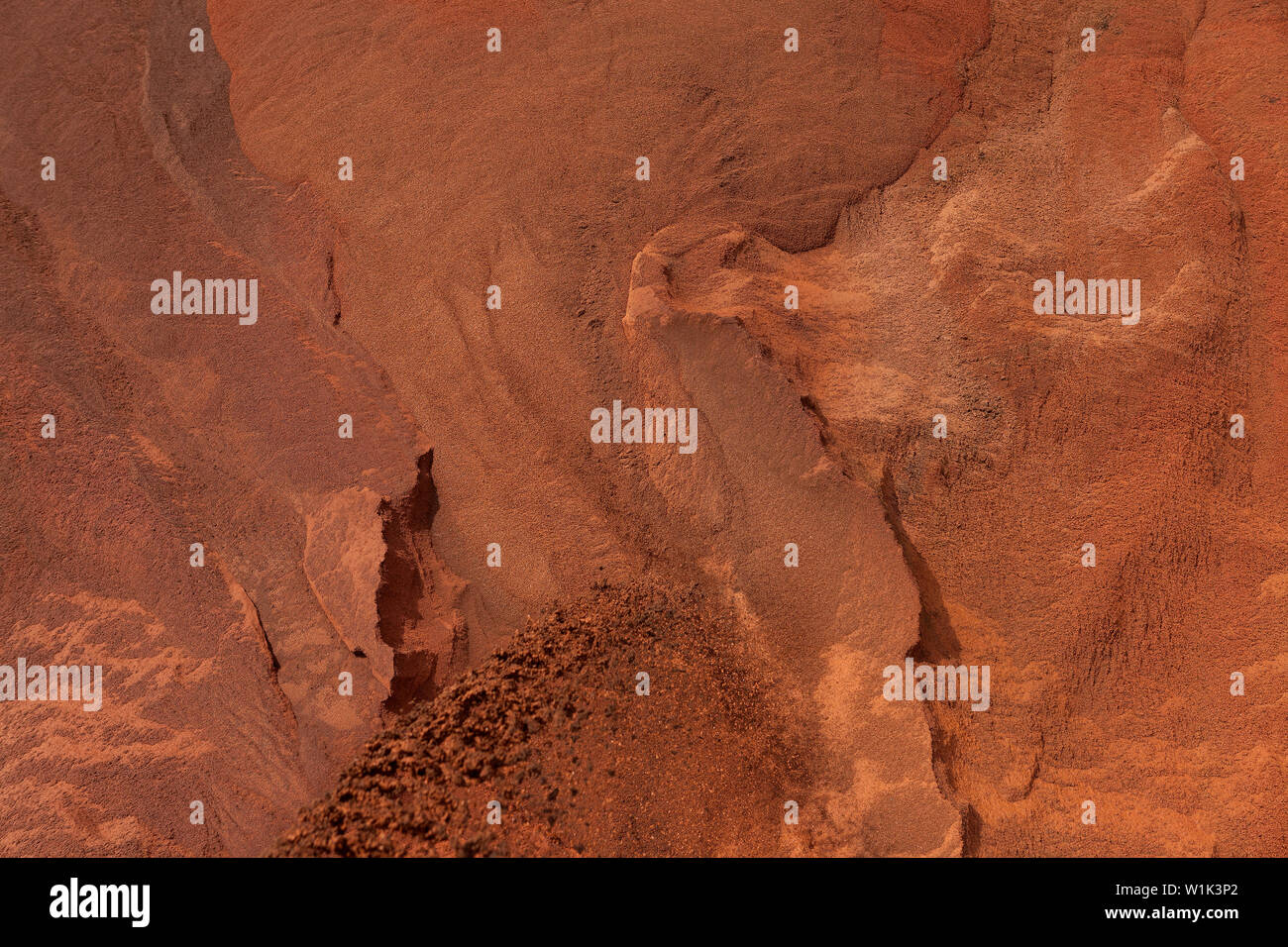 Bergbau für das Transportieren und Verwalten von Eisenerz. Nahaufnahme von Geldbußen Produkt heap Stack vor der Verladung auf Dump Truck- und Schienenverkehr zu Port Stockfoto