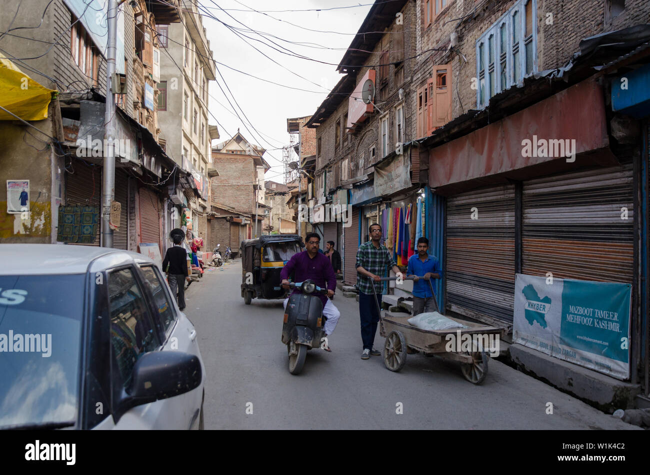 Eine Straße mit verlassenen Kaschmirischen Pandit Häuser am Habbakadal, Srinagar, Jammu und Kaschmir, Indien gefüllt Stockfoto