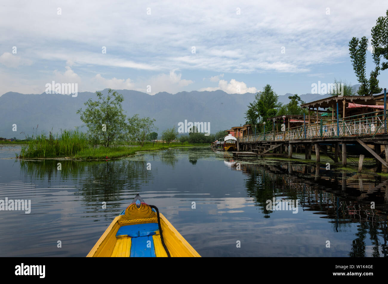 Schöne Aussicht von einer shikara Fahrt auf Dal Lake, Srinagar, Jammu und Kaschmir, Indien Stockfoto