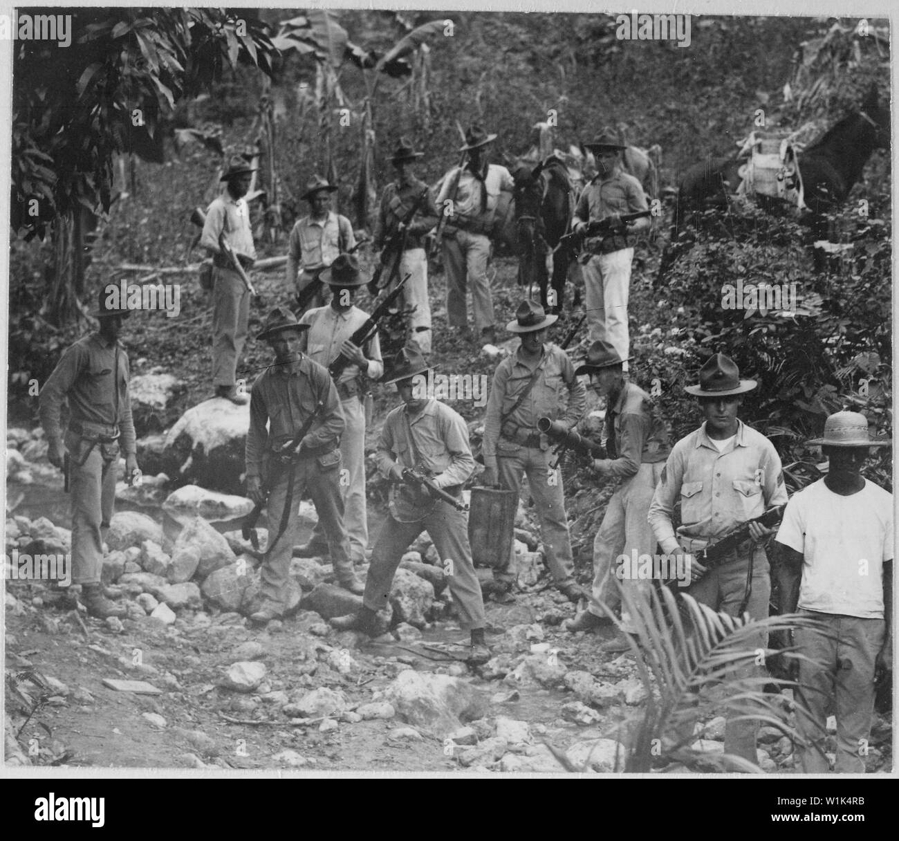 Us-Marines und Guide auf der Suche nach Banditen. Haiti, circa 1919., 1927 - 1981; Allgemeine Hinweise: Verwenden Sie Krieg und Konflikt Nummer 370 bei der Bestellung eine Reproduktion oder Anforderung von Informationen zu diesem Bild. Stockfoto