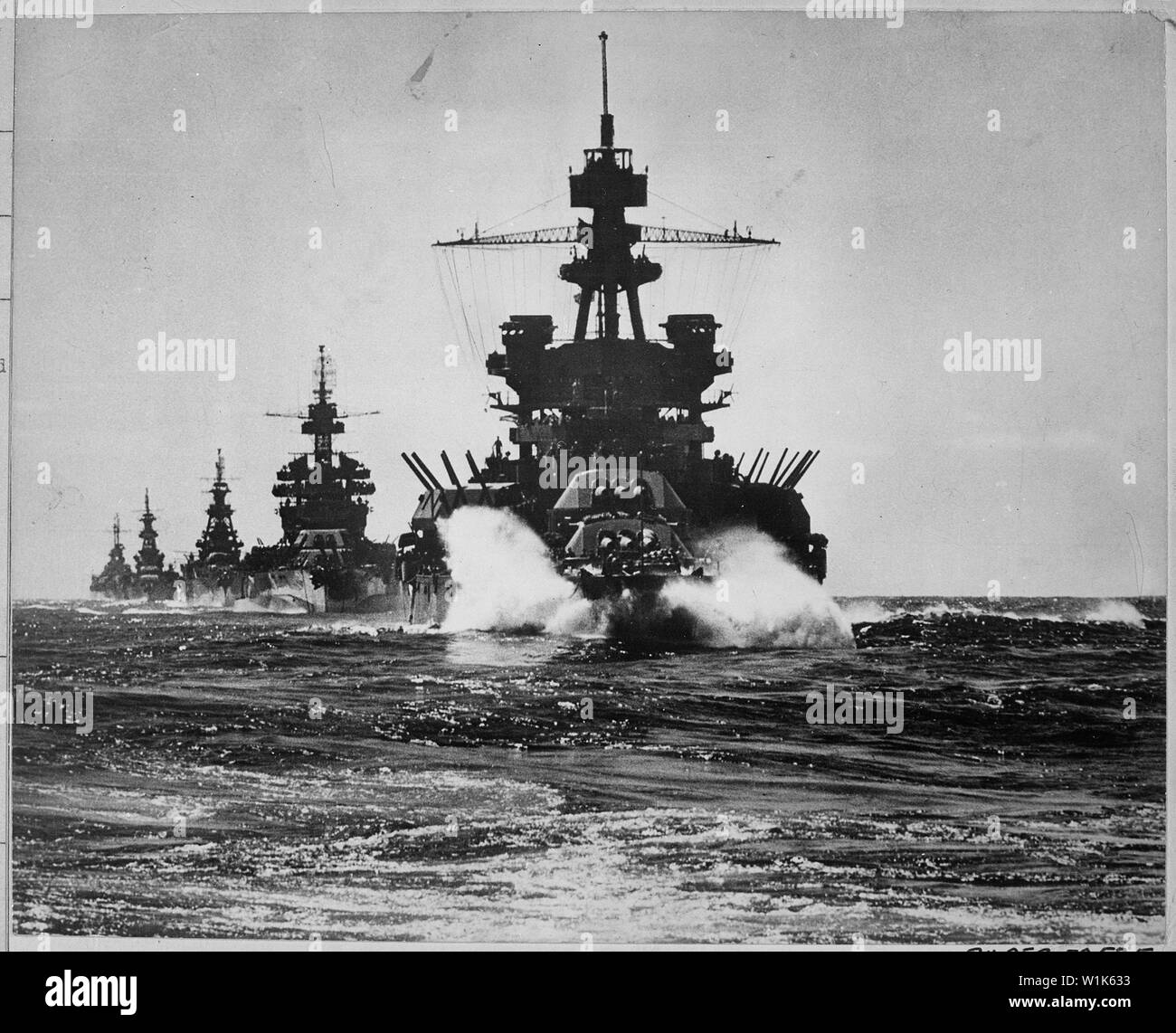 USS Pennsylvania und Schlachtschiff von Colorado class gefolgt von drei Kreuzer USS Louisville (CA-28), USS Portland (CA-33) und USS Columbia (CL-56) in den Golf von Lingayen Philippinen, im Januar 1945.; Allgemeine Hinweise: Hinweis: Der kriegszeit Zensoren hat Pennsylvania radar Antennen entfernt. Stockfoto