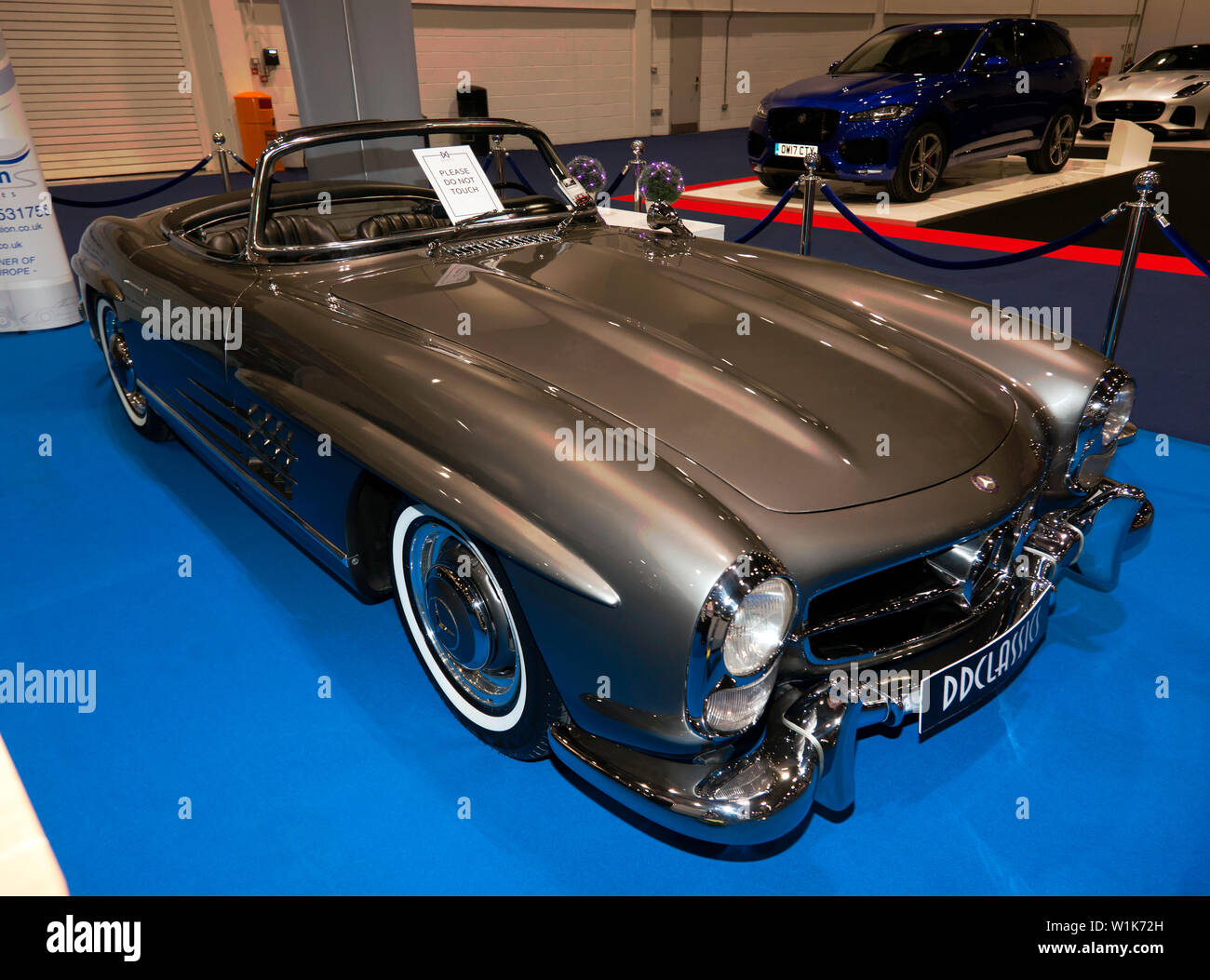 Drei Viertel der Vorderansicht eines Mercedes-Benz 300 SL Roadster auf der DDClassics stand, an die 2019 London Classic Car Show Stockfoto