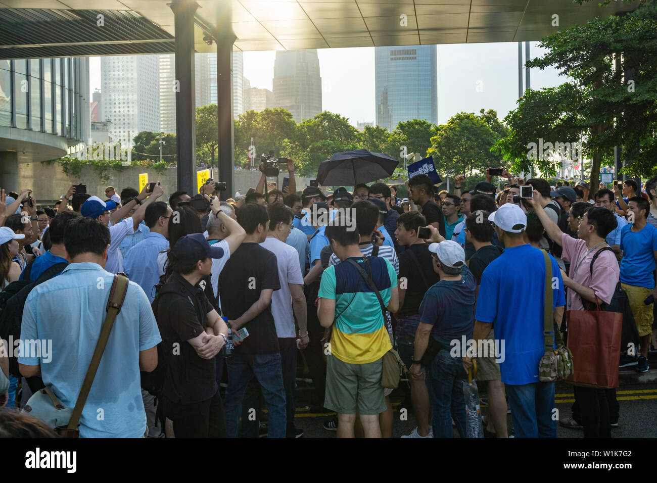 Handgemenge bei Hong Kong Protestaktion: pro Polizei Demonstranten Handgemenge mit anti Auslieferung Demonstranten Stockfoto