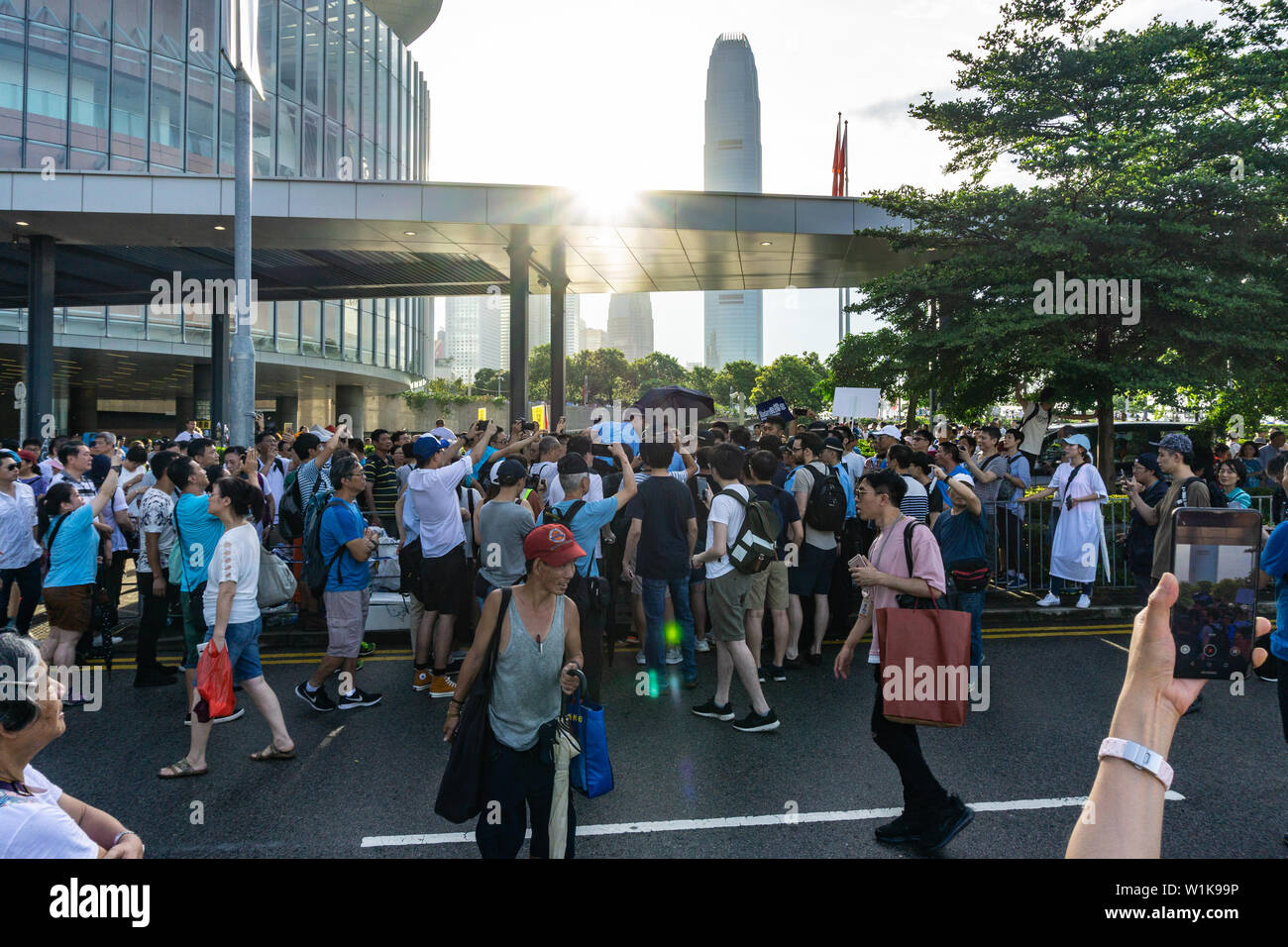 Handgemenge bei Hong Kong Protestaktion: pro Polizei Demonstranten Handgemenge mit anti Auslieferung Demonstranten Stockfoto
