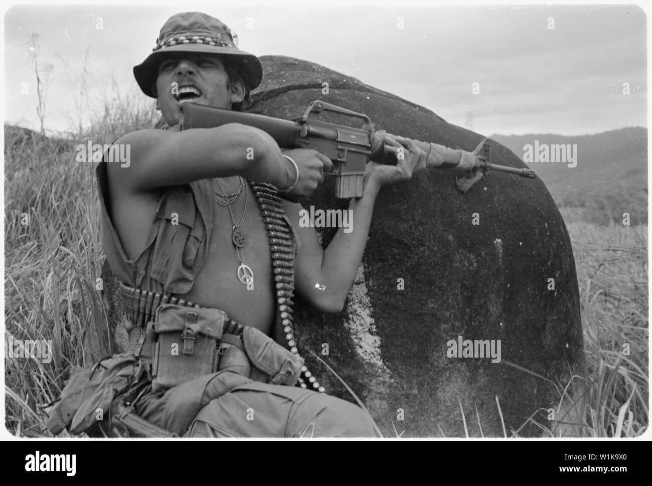 Vietnam.... Spezialist. 4 Richard Meister, truppführer, Firma B, 4.Bataillon, 21 Infanterie, 11 Leichte Infanterie Brigade, schreien Anweisungen an seine Gruppe nach heckenschützen Während auf Patrouille auf dem Hügel 56, 70 Meilen südöstlich von Chu Lai. Stockfoto