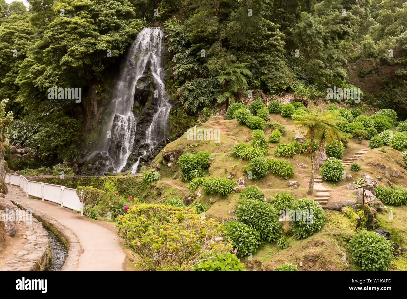 Großen Wasserfall im Naturpark mit einer Wassermühle in Nordeste, Sao Miguel, Azoren, Portugal. Stockfoto