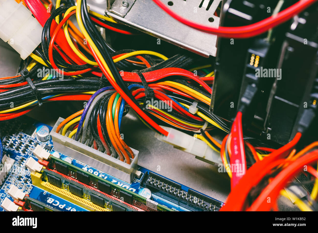 Power Interface auf der Hauptplatine und am SATA2 mit angeschlossenem Kabel RAM und Festplatten Stockfoto