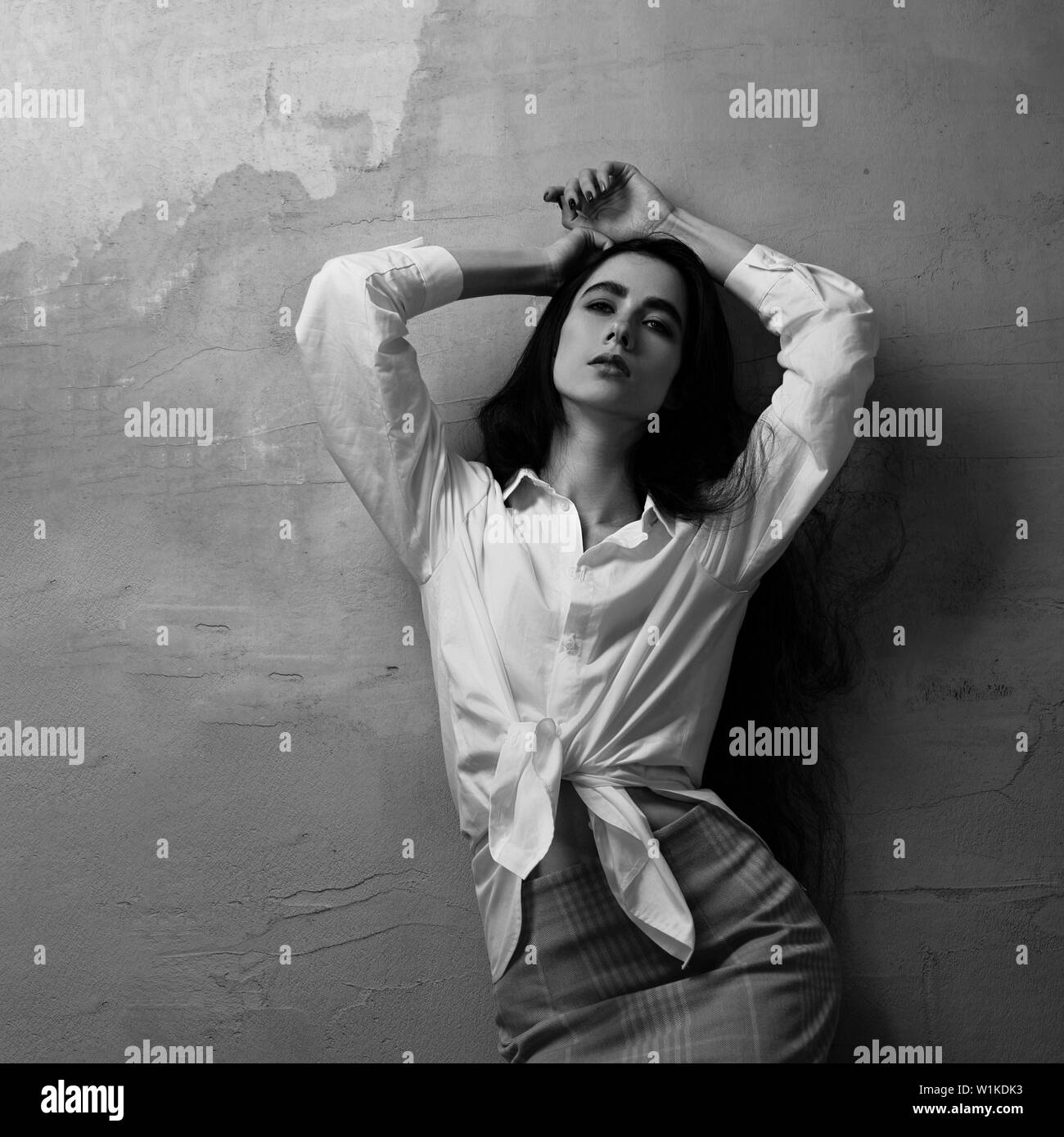 Traurig Depression young woman in Red Rock und weißes Hemd auf graue Wand studio Hintergrund posiert. Portrait von natürlichen Ausdruck Gesicht. Nahaufnahme. Stockfoto