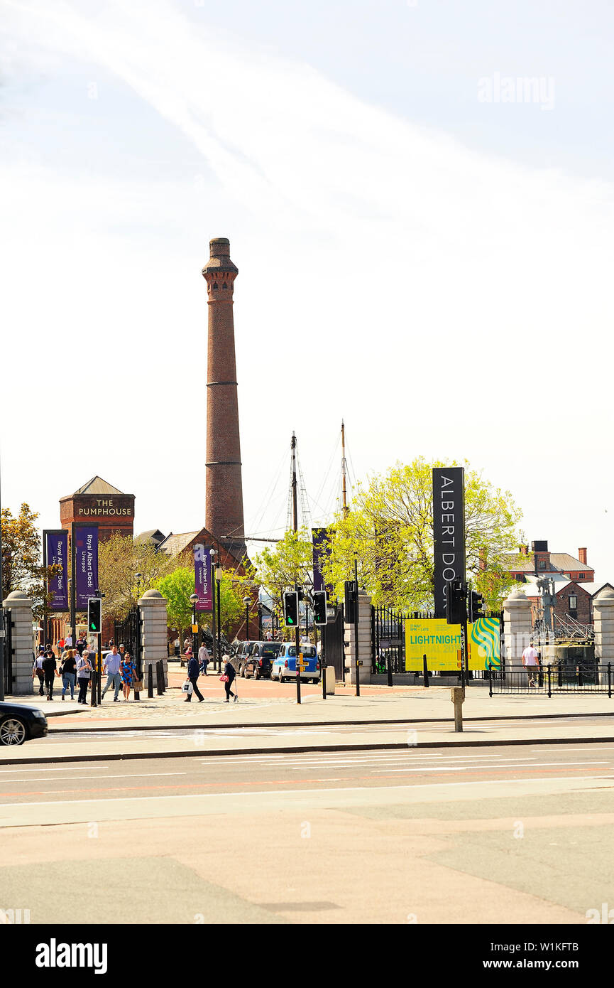 Eingang zur Royal Albert Dock, Liverpool, an einem sonnigen Frühlingstag Stockfoto