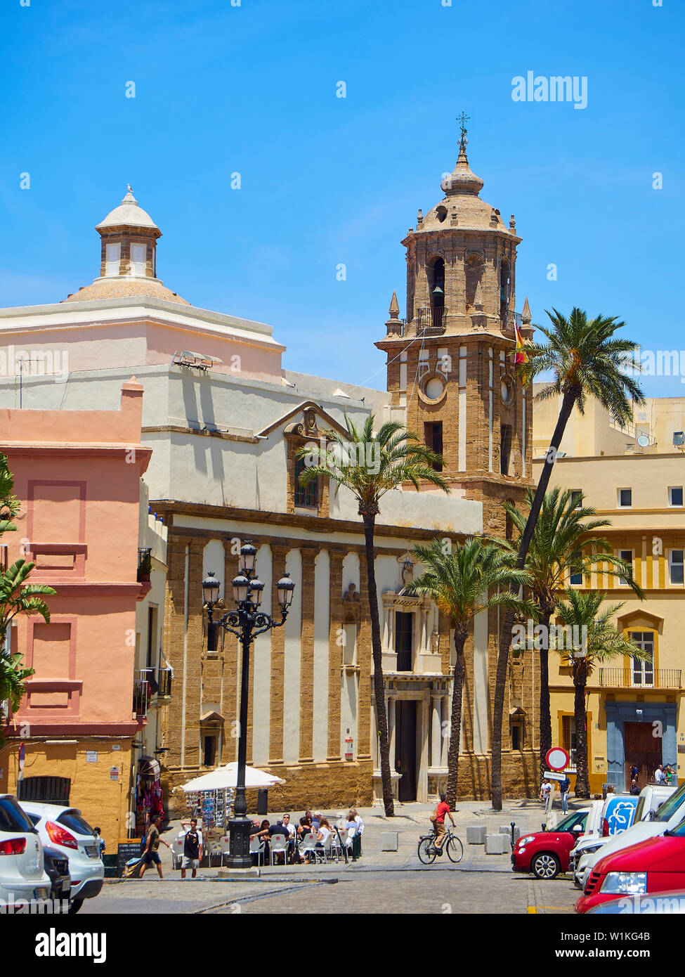 Cadiz, Spanien - Juni 22., 2019. Principal Fassade der Iglesia de Santiago Kirche an der Plaza de la Catedral entfernt. Cadiz. Andalusien, Spanien. Stockfoto