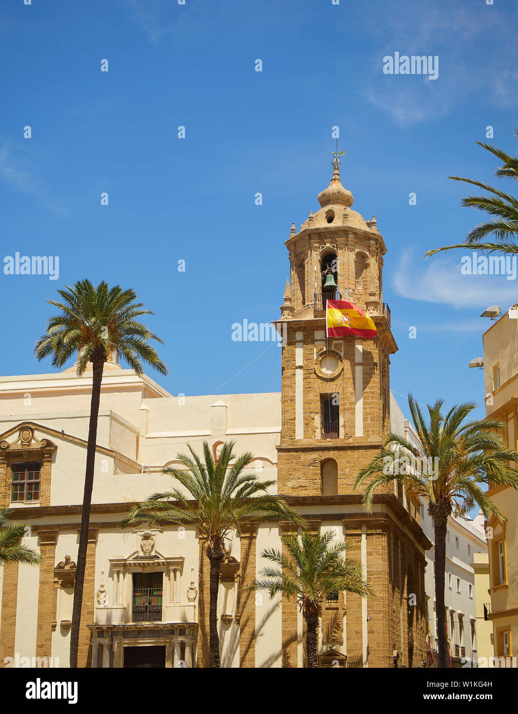 Principal Fassade der Iglesia de Santiago Kirche an der Plaza de la Catedral entfernt. Cadiz. Andalusien, Spanien. Stockfoto