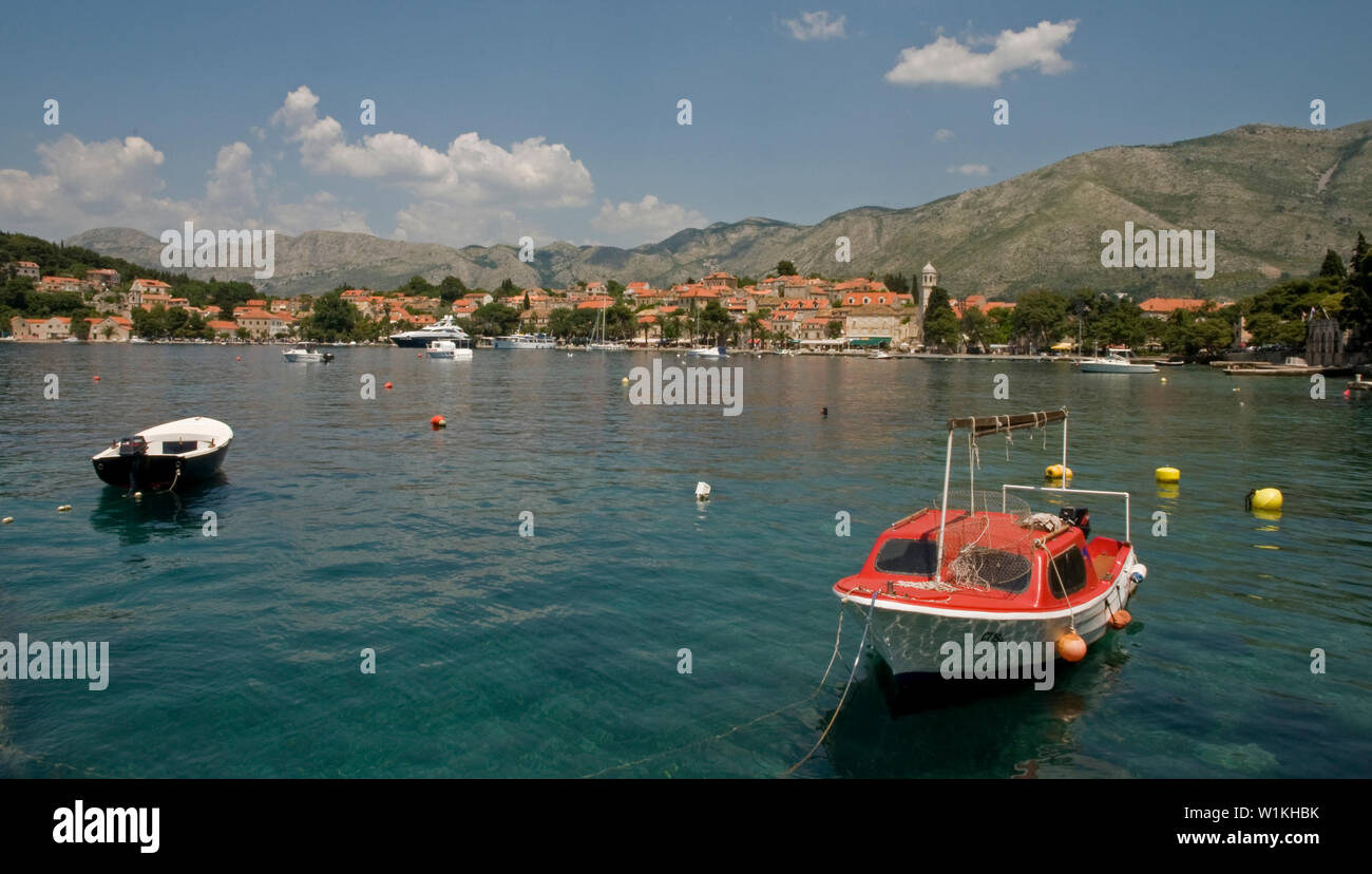 Boote auf dem ruhigen Wasser im Hafen von Cavtat, Kroatien an der Adria. Stockfoto