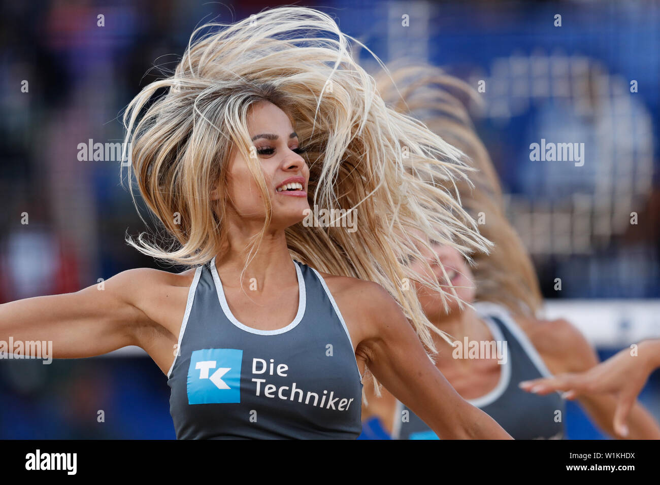 1 Juli 2019 Hamburg, Deutschland Wm Beachvolleyball WK Beachvolleybal 2019 - Dag 1 - Hamburg - Deutschland L-R Cheerleadern, Techniker Sterben Stockfoto