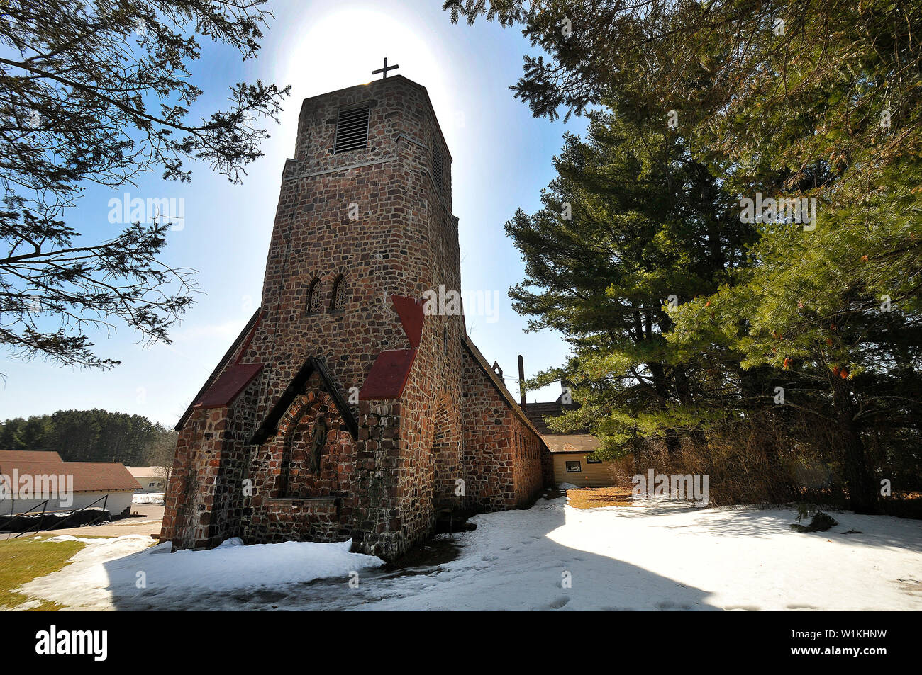 Die Sonne hebt die alte Mission Kirche des Hl. Franziskus in der Nähe Solanus Reserve für das Ashley Gidley und Jared Shuman Hochzeit in Hayward, Wisconsin. (C Stockfoto