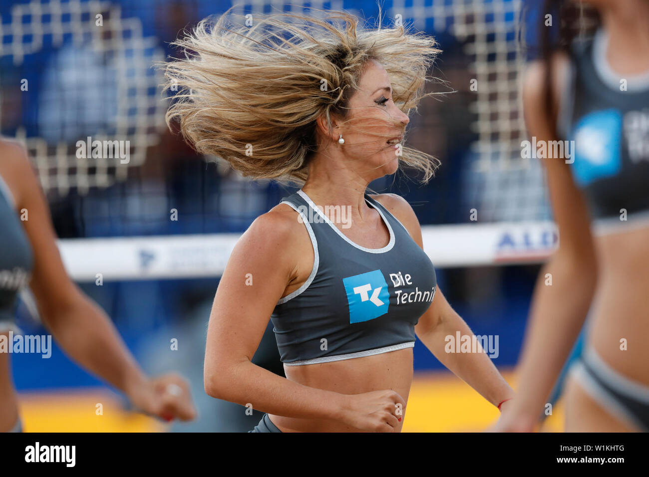 1 Juli 2019 Hamburg, Deutschland Wm Beachvolleyball WK Beachvolleybal 2019 - Dag 1 - Hamburg - Deutschland L-R Cheerleadern, Techniker Sterben Stockfoto