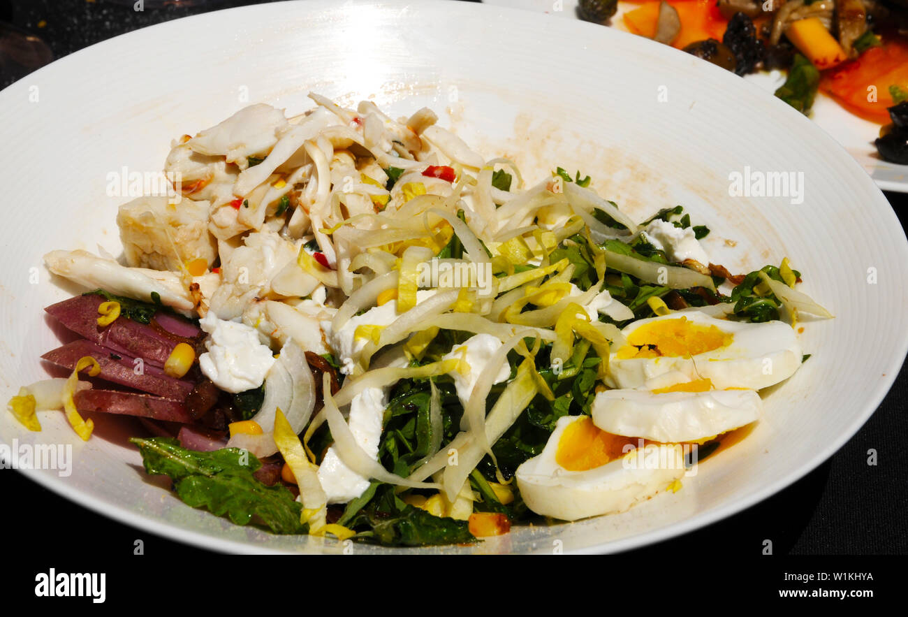 Einen Salat mit Rucola, peruanische Kartoffeln, Fenchel, Krabben, hartgekochte Eier und mehr von Koch Dekan Hottle Snake Creek Grill. Das St. Regis Küchenchef Challe Stockfoto