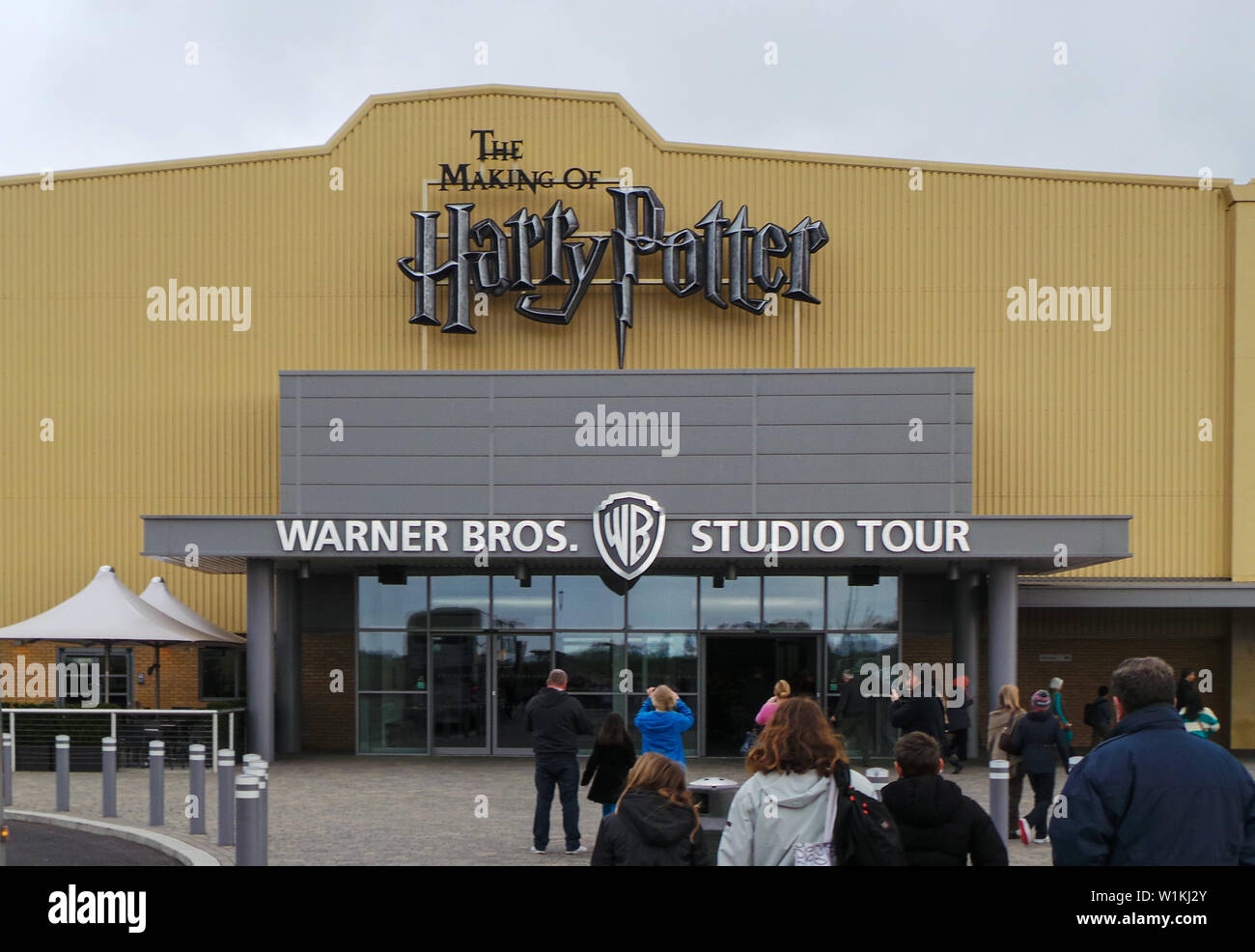 Leavesden, Großbritannien - 27 April 2013: Der Zutritt zu Warner Brothers Studio Tour, auch als Harry Potter Welt bekannt, aus Süden Weg Stockfoto