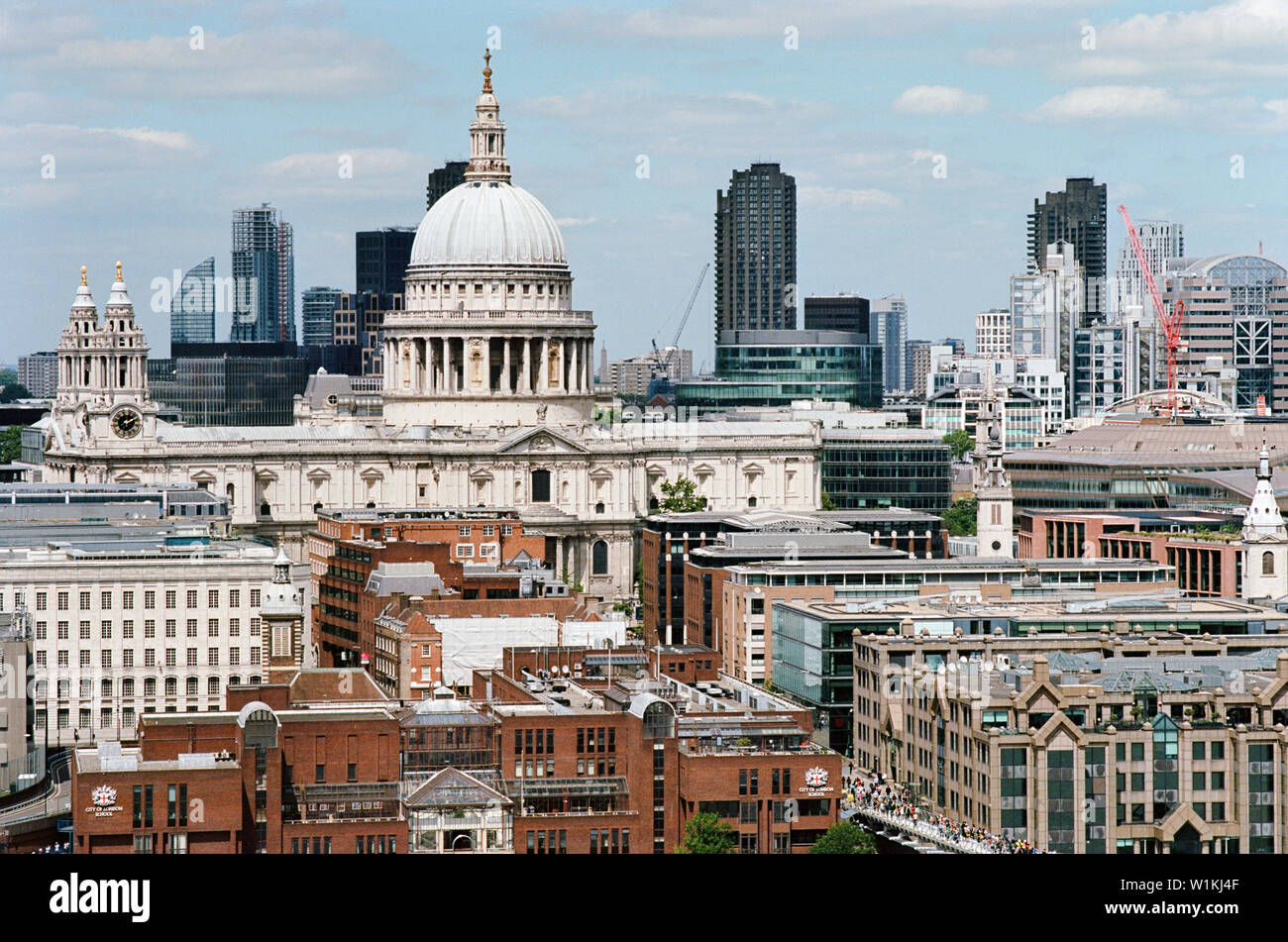 Aus der Vogelperspektive die St Paul's Kathedrale und das Barbican, von der Tate Modern, London, UK Stockfoto