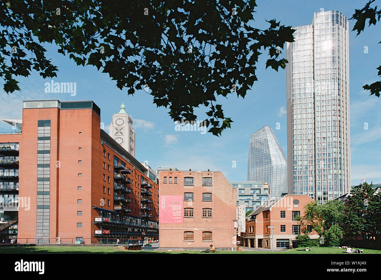 Oxo Tower Wharf Gebäude an der South Bank, London Großbritannien, mit dem South Bank Tower und einem Blackfriars hinter Stockfoto