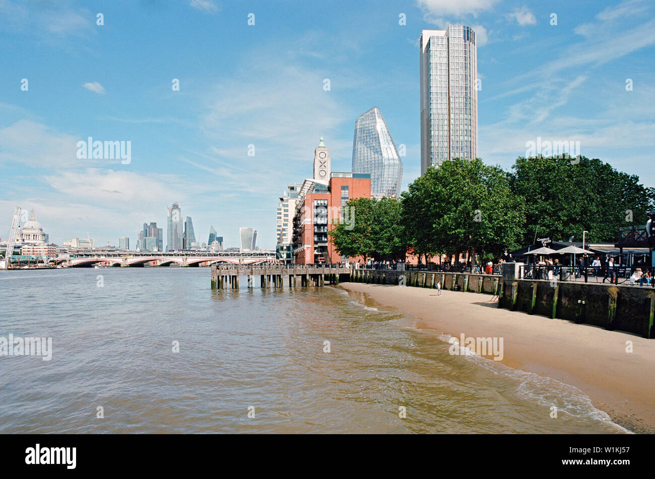 Der South Bank der Themse im Zentrum von London, auf der Suche nach Osten in Richtung der Oxo Tower, dem South Bank Tower, eines Blackfriars und der Stadt Stockfoto