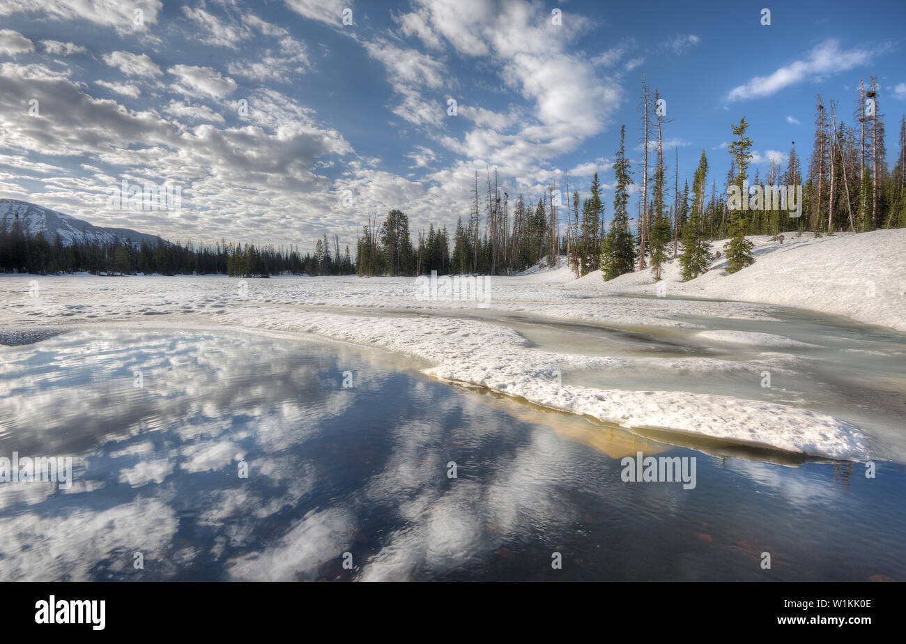 Morgen Wolken reflektieren im offenen Wasser am Pass See entlang der Mirror Lake Highway in Utah High Uintahs in der Uinta-Wasatch-Cache National Forest. (C) Stockfoto