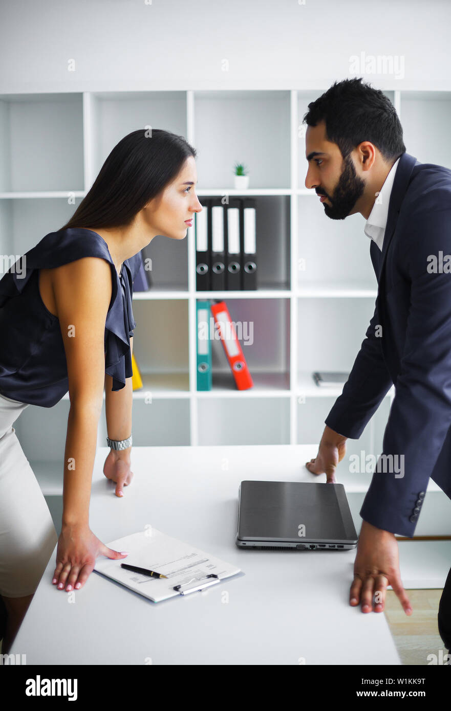 Der Mann und die Frau einander starrte mit feindlichen Ausdrücke Stockfoto