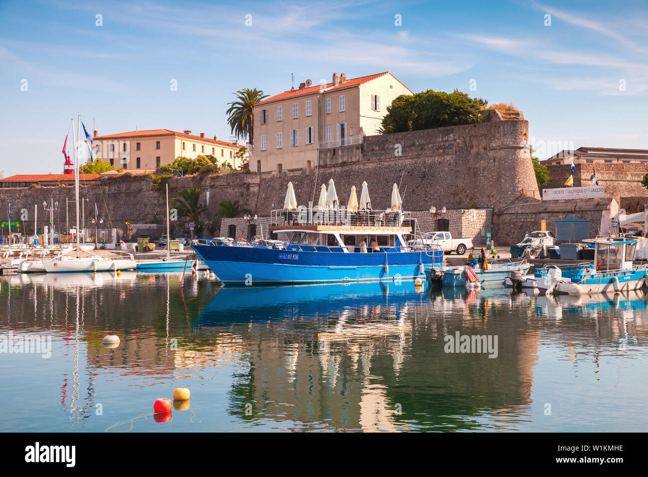 Ajaccio, Frankreich - 29. Juni 2015: Motorboote sind im alten Hafen von Ajaccio City, die Hauptstadt von Korsika, einer französischen Insel im Mittelmeer Stockfoto