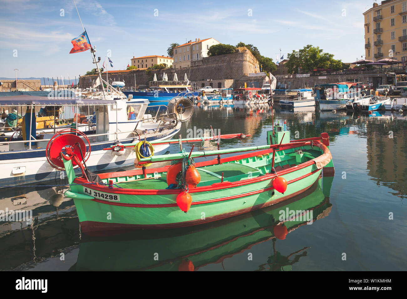Ajaccio, Frankreich - 29. Juni 2015: hölzerne Fischerboote sind im alten Hafen von Ajaccio City, die Hauptstadt von Korsika, einer französischen Insel im Mediterra Stockfoto
