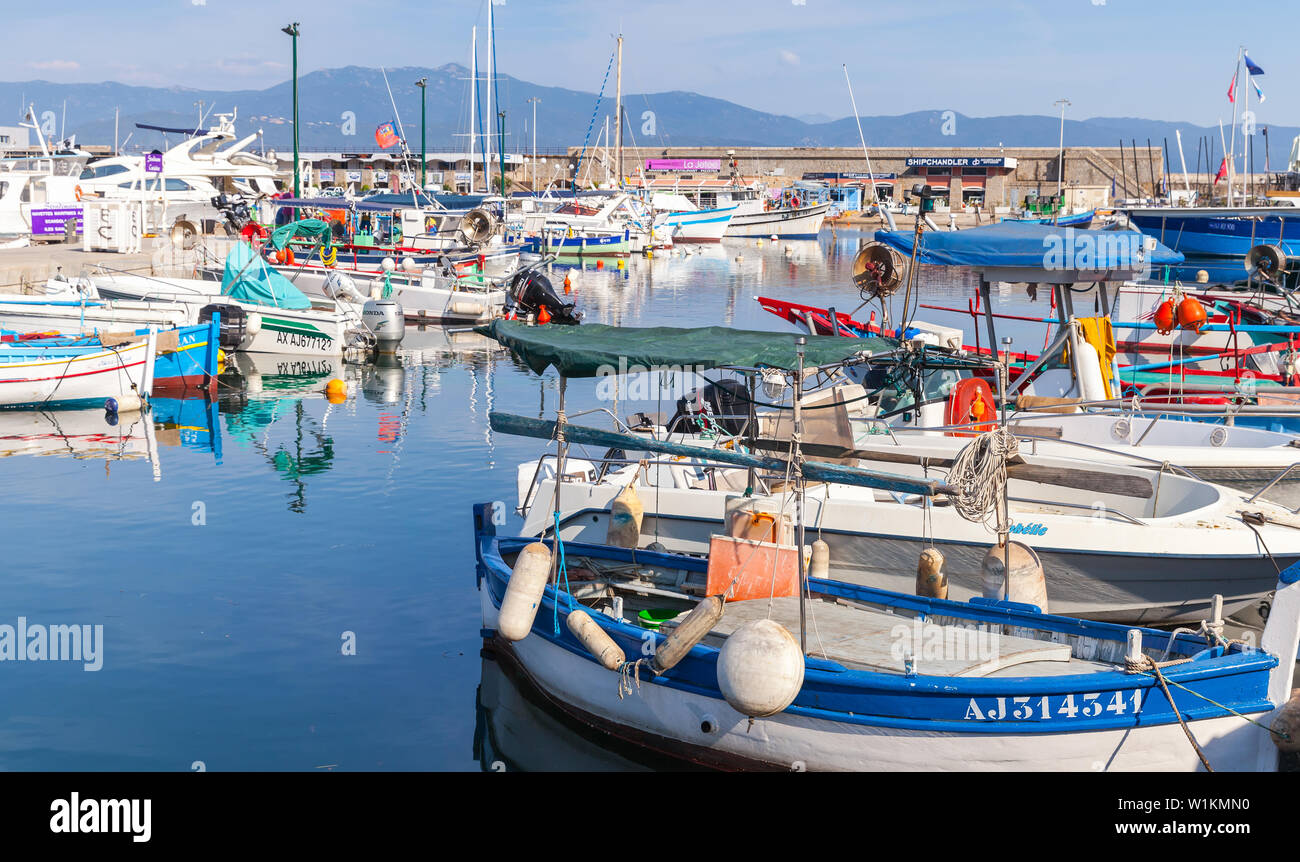 Ajaccio, Frankreich - 29. Juni 2015: Boote sind im alten Hafen von Ajaccio, Stadt, die Hauptstadt von Korsika, einer französischen Insel im Mittelmeer Stockfoto