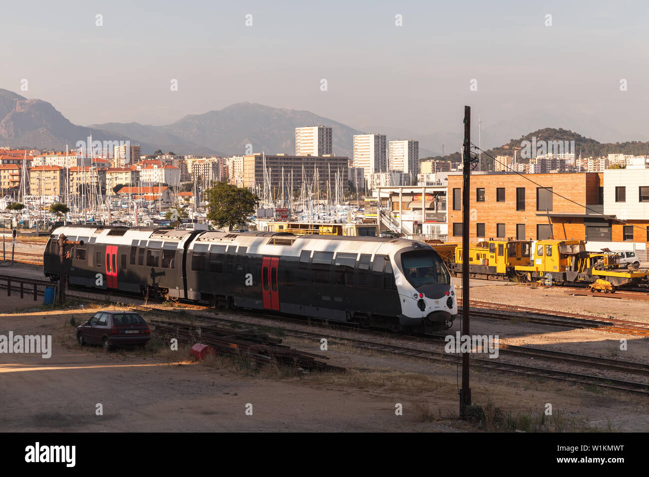 Ajaccio, Frankreich - 29. Juni 2015: Der Zug kommt nach Ajaccio Bahnhof. Insel Korsika Stockfoto